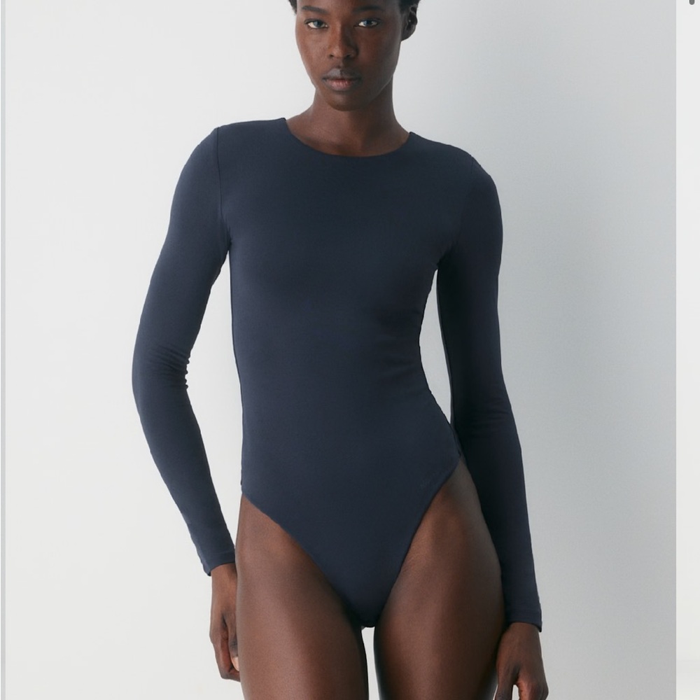 Aritzia Contour Crew Longsleeve Bodysuit